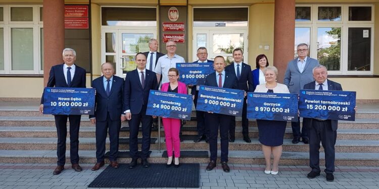 Tarnobrzeg. Minister Infrastruktury wręczył promesy samorządowcom.