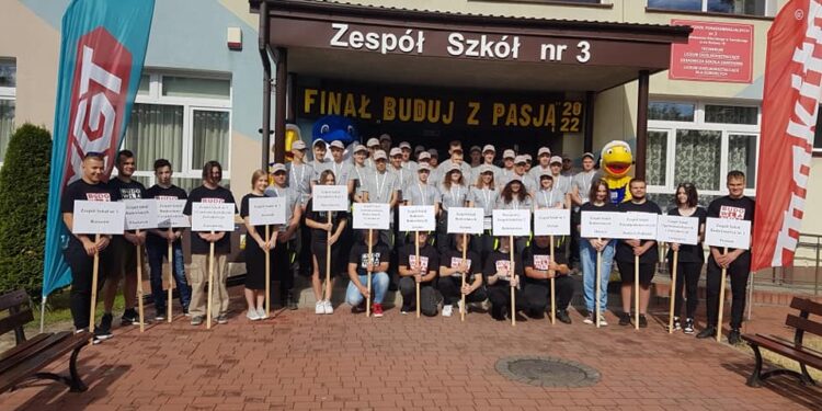 Tarnobrzeg. Budują mur i piszą test. To zmagania na szczeblu centralnym.