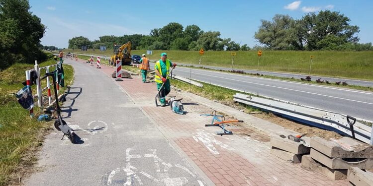 Tarnobrzeg. Rozpoczął się remont ścieżki rowerowej prowadzącej nad jezioro.