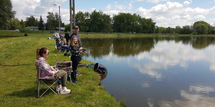 Tarnobrzeg. Ryba brała. Udane zawody wędkarskie dla dzieci.