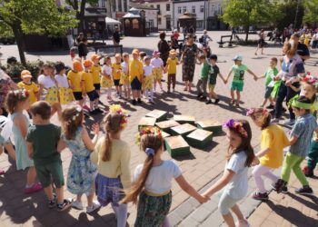 Tarnobrzeg. Bajkowy korowód na Placu Bartosza Głowackiego