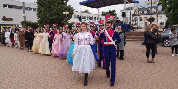 Tarnobrzeg. Czytali Pana Tadeusza i zatańczyli Poloneza