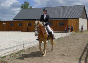 Grębów. Spotkanie jeździeckie w Wydrzy