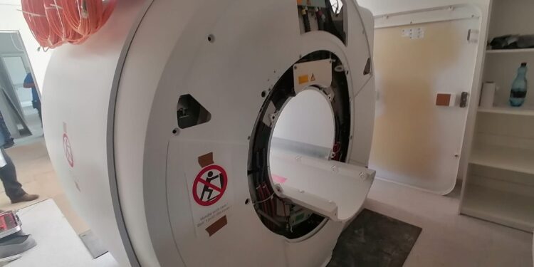 Sandomierz: Trwa instalacja nowego rezonansu magnetycznego.