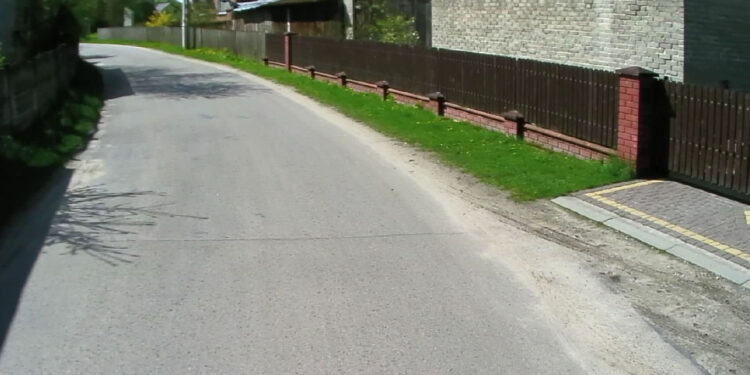 Glinianka: Przy drodze powiatowej 1063R powstanie kolejny odcinek chodnika