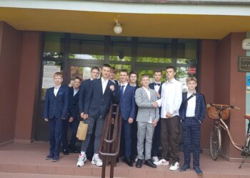 Tarnobrzeg. Ósmoklasiści po egzaminie z języka polskiego.