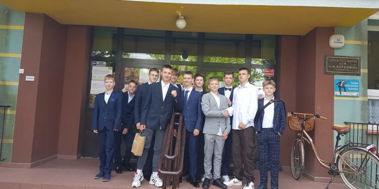 Tarnobrzeg. Ósmoklasiści po egzaminie z języka polskiego.