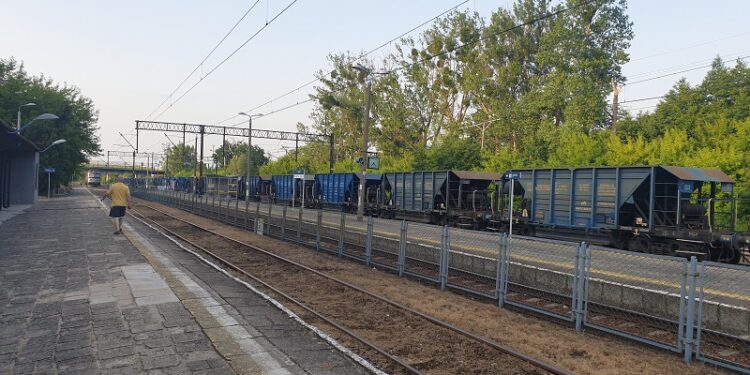 Tarnobrzeg. Ludzie nie uważają przechodząc przez tory.