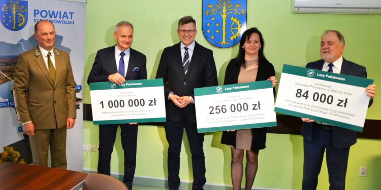 Powiat Stalowowolski: Pieniądze z Funduszu Leśnego na trzy inwestycje drogowe