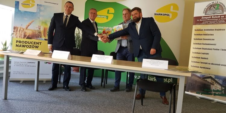 Tarnobrzeg. Porozumienie „Rolnika” z „Siarkopolem”. W szkole będą kształcić przyszłe kadry zakładu.