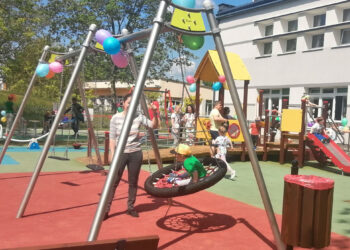 Stalowa Wola: Dzieci niepełnosprawne obchodziły Dzień Dziecka na nowym placu zabaw