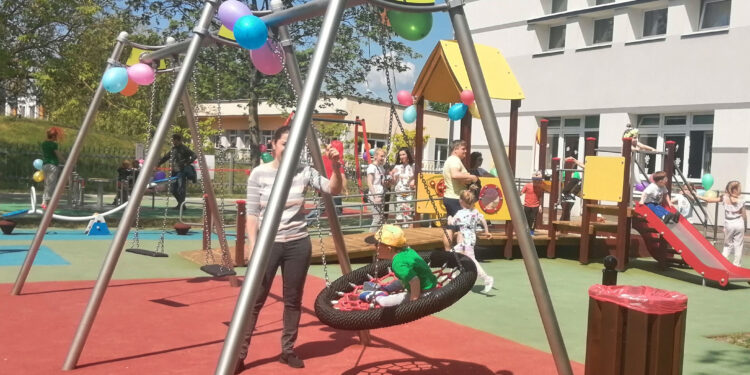 Stalowa Wola: Dzieci niepełnosprawne obchodziły Dzień Dziecka na nowym placu zabaw