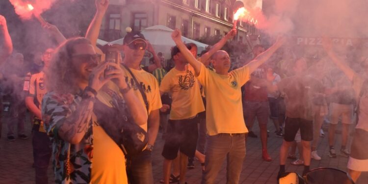 Sport. Piłka nożna. Siarka Tarnobrzeg świętowała awans do II ligi