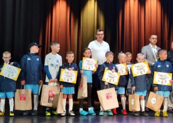 Sandomierz: Miejski Dzień Dziecka w strugach deszczu.