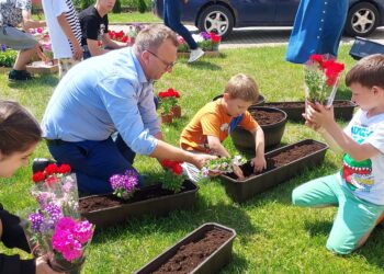 Łoniów: Kwiaty do domu dziecka.