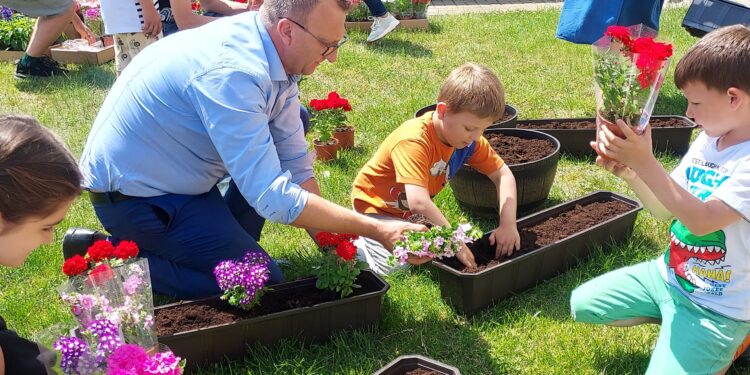 Łoniów: Kwiaty do domu dziecka.