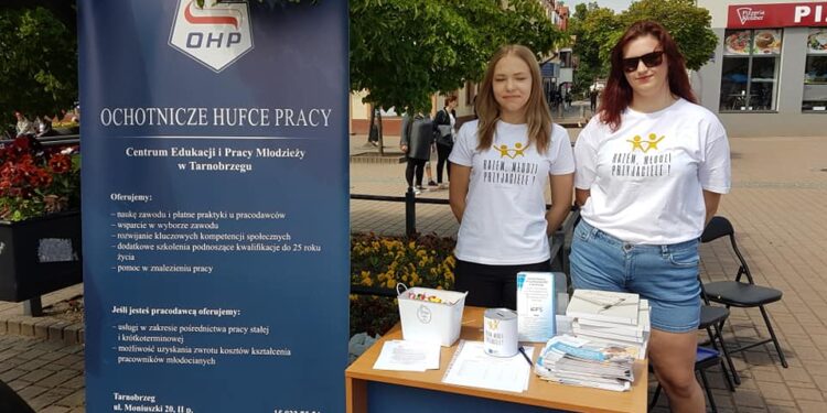 Tarnobrzeg. Charytatywna licytacja zdjęć zwieńczeniem projektu dla młodzieży.