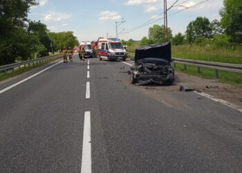 Łoniów/Łążek: Wypadek przed mostem – DK 9 całkowicie zablokowana