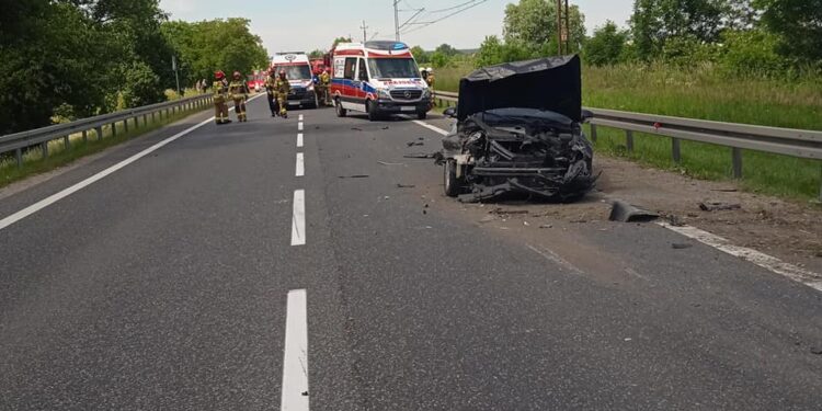 Łoniów/Łążek: Wypadek przed mostem – DK 9 całkowicie zablokowana