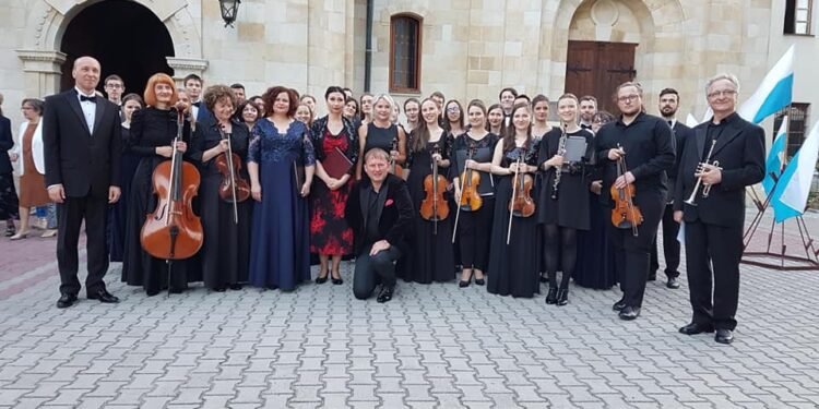 Tarnobrzeg. Koncert z okazji 100-lecia istnienia parafii. Publiczność dopisała.