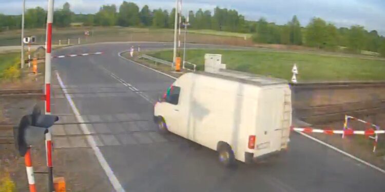 Knapy: Wjechał na przejazd kolejowy, uszkodził rogatkę