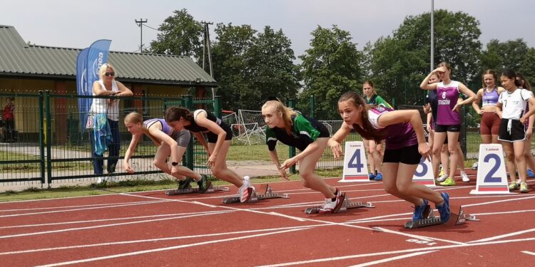 Staszów. Uczniowie rywalizują w lekkoatletyce