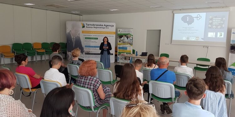 Tarnobrzeg. Uroczyste zakończenie Akademii Młodych Odkrywców Umysłu.