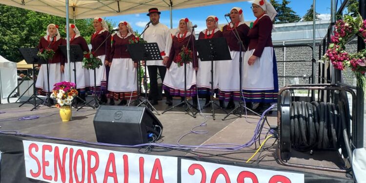 Sandomierz: 'Senioralia’ porwały uczestników do zabawy.