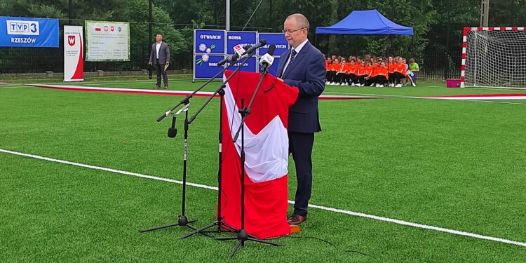 Borowa: Uroczystość otwarcia boisk wielofunkcyjnych