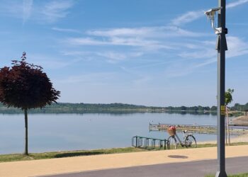 Tarnobrzeg. Nad jeziorem montują kamery.