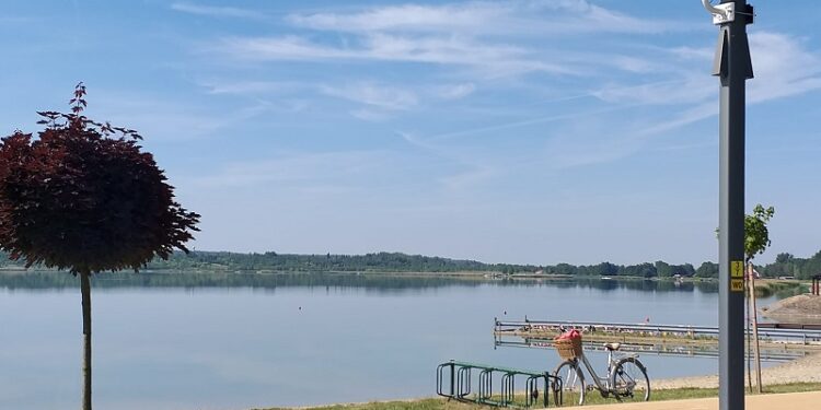 Tarnobrzeg. Nad jeziorem montują kamery.