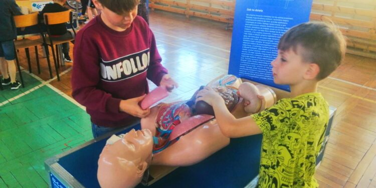 Stalowa Wola: Doświadczenia i eksperymenty w naukobusie z Centrum Nauki Kopernik