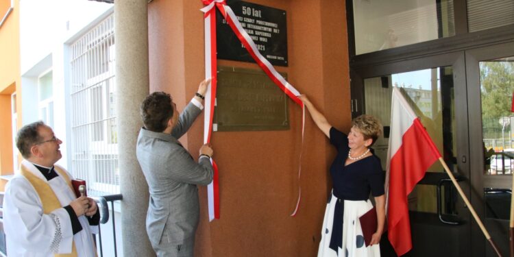 Stalowa Wola: Publiczna Szkoła Podstawowa nr7 świętowała 50-lecie