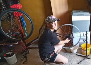 Tarnobrzeg. Iza naprawia stare rowery i oddaje je uchodźcom. Można wesprzeć inicjatywę.