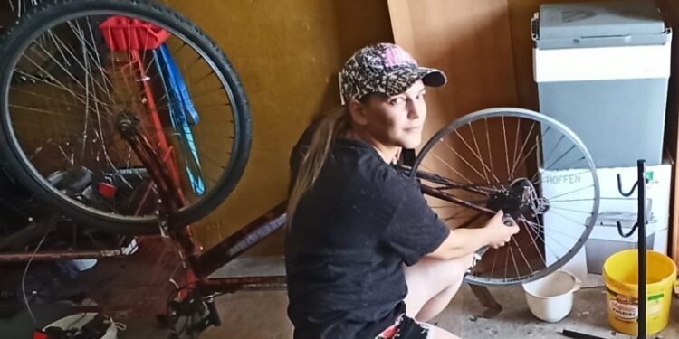 Tarnobrzeg. Iza naprawia stare rowery i oddaje je uchodźcom. Można wesprzeć inicjatywę.
