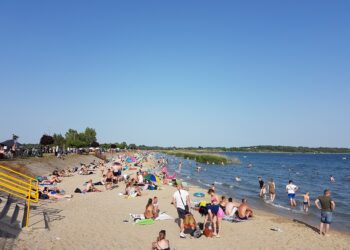 Tarnobrzeg. Nad jeziorem tłumy. Uwaga rodzice!