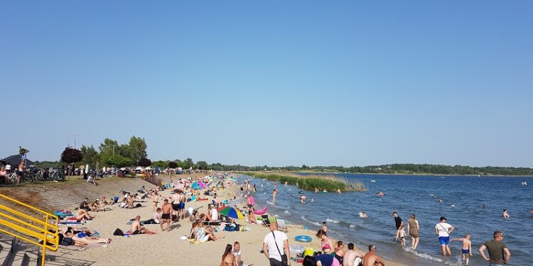 Tarnobrzeg. Nad jeziorem tłumy. Uwaga rodzice!