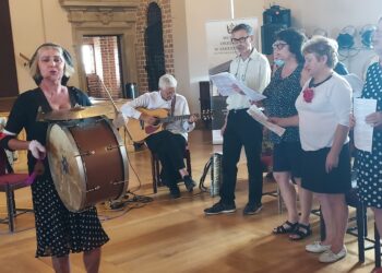 Sandomierz: 'Wolne śpiewanie’ na zamkowym dziedzińcu.