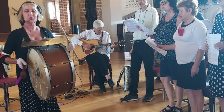 Sandomierz: 'Wolne śpiewanie’ na zamkowym dziedzińcu.