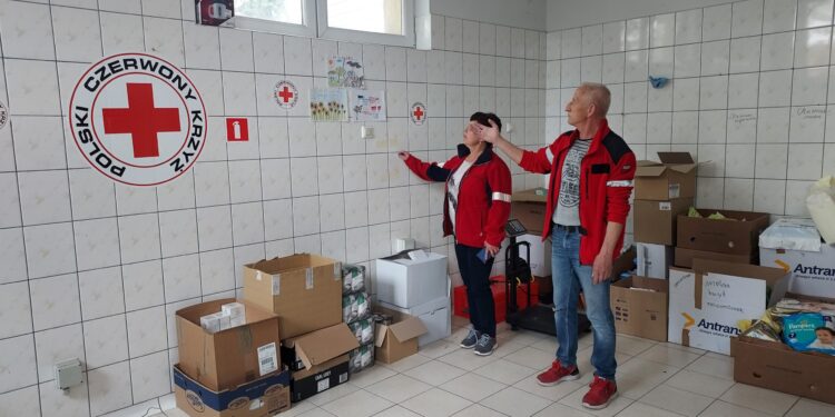 Sandomierz: Magazyn punktu pomocy humanitarnej świeci pustkami.