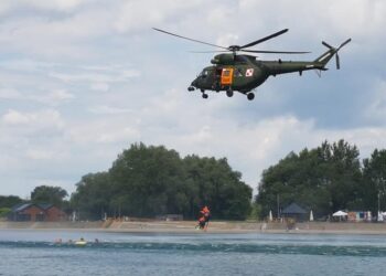 Tarnobrzeg. Było co oglądać.  Dron i helikopter – ćwiczenia na Jeziorze Tarnobrzeskim.