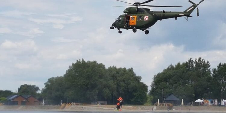Tarnobrzeg. Było co oglądać.  Dron i helikopter – ćwiczenia na Jeziorze Tarnobrzeskim.