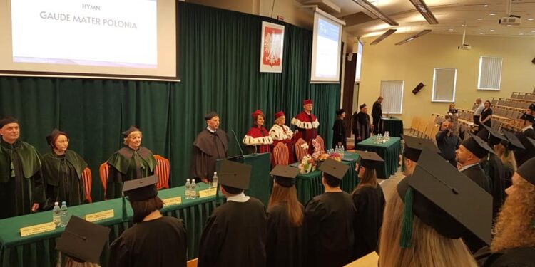 Tarnobrzeg. Absolwenci PUZ świętowali zakończenie studiów.