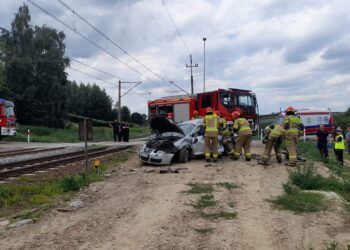 Dwikozy: Samochód osobowy zderzył się z lokomotywą