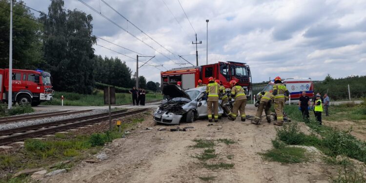Dwikozy: Samochód osobowy zderzył się z lokomotywą