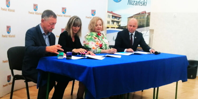 Nisko: Siedem gmin podpisało umowy z Urzędem Marszałkowskim na dofinansowanie dróg dojazdowych do pól