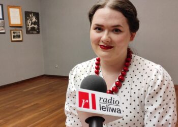 Mielec: W Galerii ESCEK Domu Kulturyw Mielcu  otwarto wystawę tematycznie nawiązującą do wydarzeń jubileuszowych z okazji 70 lecia   zespołu Rzeszowiacy. Młoda malarka, Agnieszka Ciura, wystawiła w Mielcu obrazy oraz zbiór ludowych makatek inspirowanych kulturą i folklorem podkarpackiej wsi.
