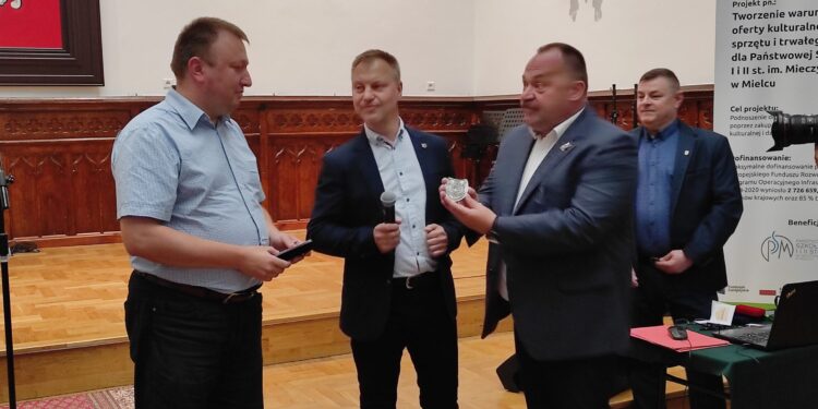 Podsumowanie prac przy budowie Pomnika Żołnierzy Niezłomnych w Mielcu.