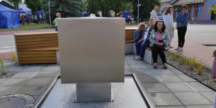 Borowa: Plusk i szum fontanny…