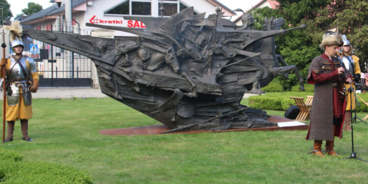 Stalowa Wola: Pomnik Jana III Sobieskiego stanął na dziedzińcu Muzeum w Rozwadowie